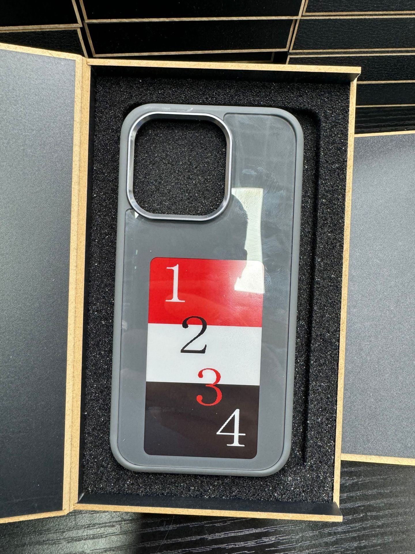 Luxury Phone Case : E-ink Screen Projection Personalized Phone Cover